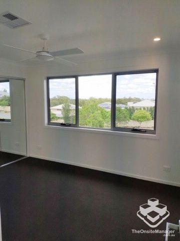 Executive Modern Designed Family Home - Photo 3