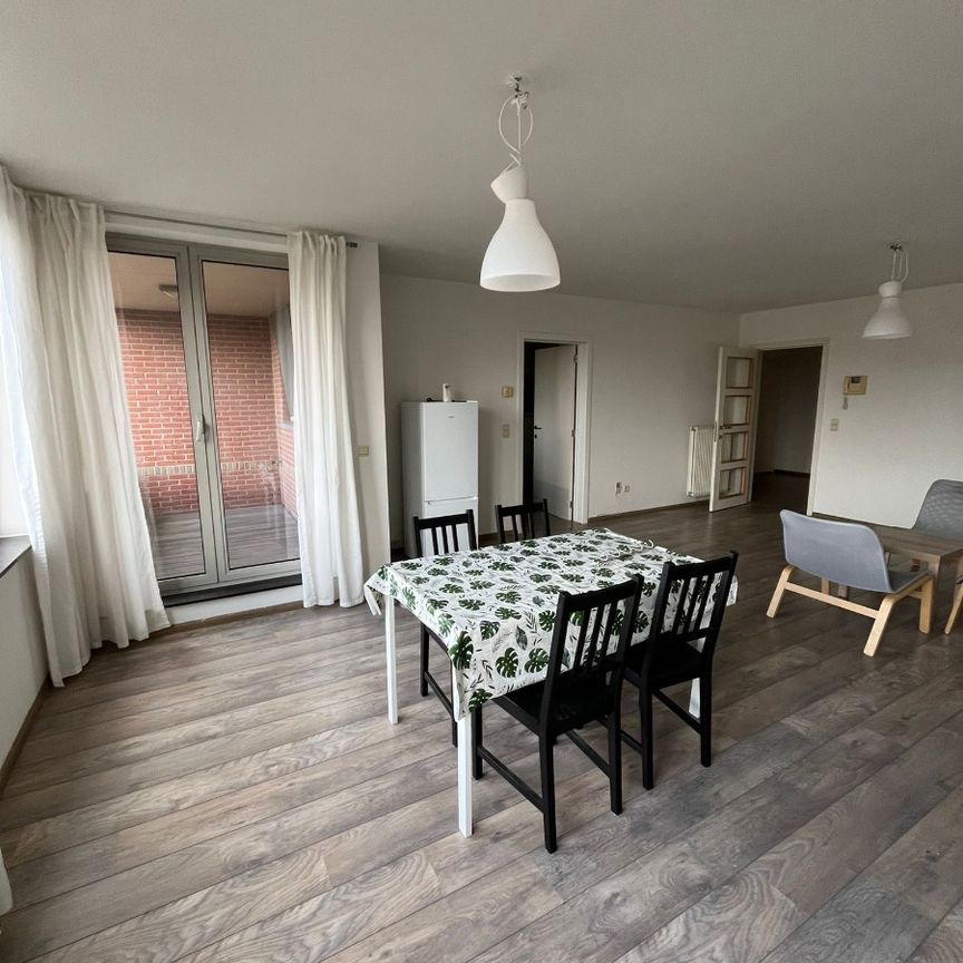 Ruim appartement met drie slaapkamers, terras en garagebox - Photo 1