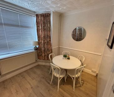 4 bedroom semi-detached house to rent - Photo 4