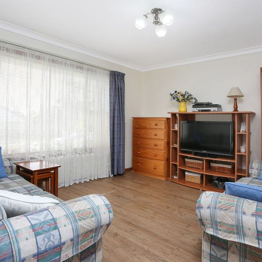 Spacious 4-Bedroom Family Home in Prime Location! - Photo 1