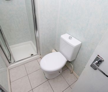 To Let 2 Bed Flat - Photo 6