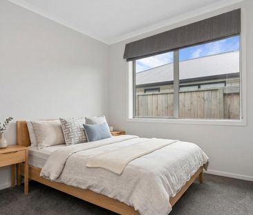 Immaculate, modern home - Photo 5