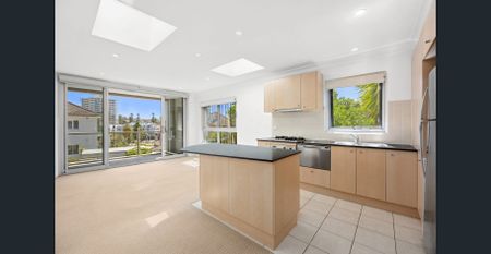 Live the beach dream! 2 extra large car parks. - Photo 3