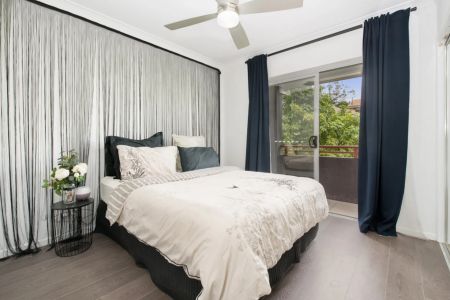 Stylish Top-Floor Unit in Prime Location -2 bedroom 2 bath! - Photo 2