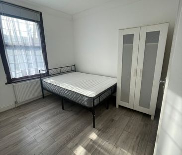 Ensuite room to let close to ilford station-£1000 pcm - Photo 5