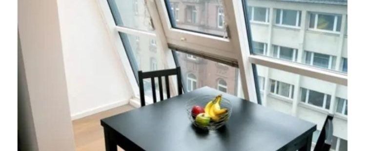 MITTEN IM LEBEN: 2 Zimmer mit Balkon + Skyline Blick nahe dem Willy Brandt Platz gelegen - Photo 1