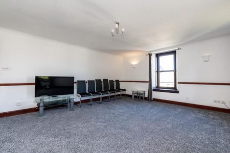 3 bedroom flat to rent - Photo 2