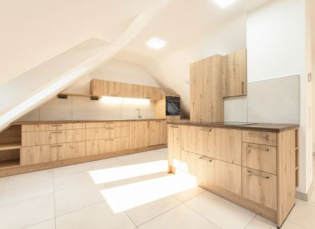 Traumhafte Dachgeschosswohnung – Erstbezug in hochwertig gebautem Wohnhaus - Klimaanlage - Moderne Küche - Gemeinschaftsgarten - Photo 4