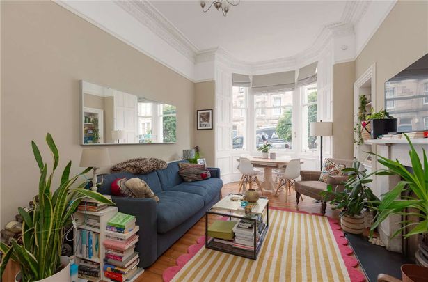 A fantastic opportunity to live in a main door, ground door apartment in the popular Hillside of Edinburgh. - Photo 1