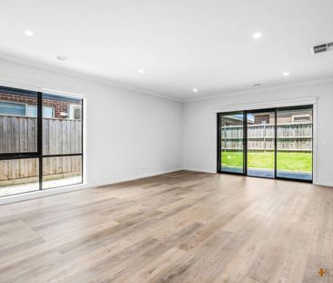 FOUR BEDROOM | GREAT LOCATION | OPEN PLAN LIVING - Photo 3