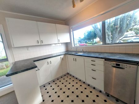 Sunny Ground-Floor Two-Bedroom Unit- Brown Street, Central Tauranga - Tauranga Central - Photo 2