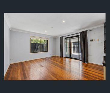 Large Three Bedroom Family Home with Swimming Pool! - Photo 2