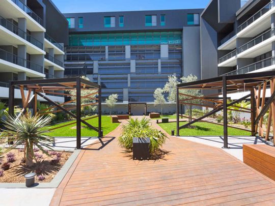 Resort Lifestyle In This Stylish Light-Filled Retreat - Photo 1