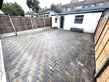 Lennox Gardens, Ilford, IG1 - Photo 5