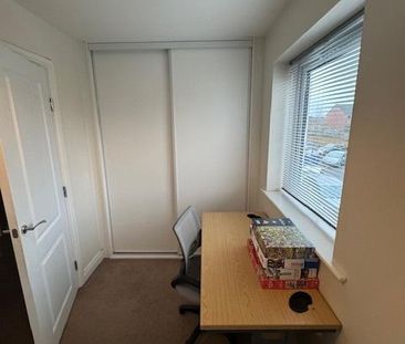 4 bedroom semi-detached house to rent - Photo 5