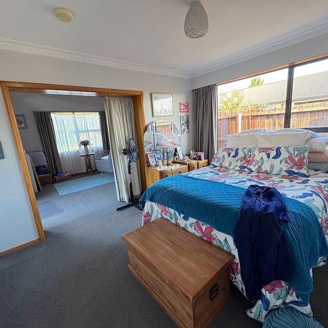 Beautiful home in well sought after neighbourhood - Photo 1