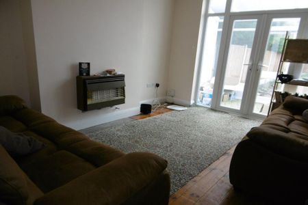 3 bedroom semi-detached house to rent - Photo 2