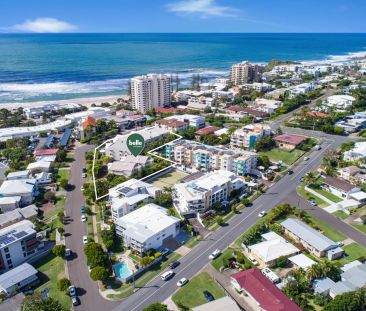 Fully Furnished Modern Luxe Top Floor Apartment with Ocean Views - Photo 3