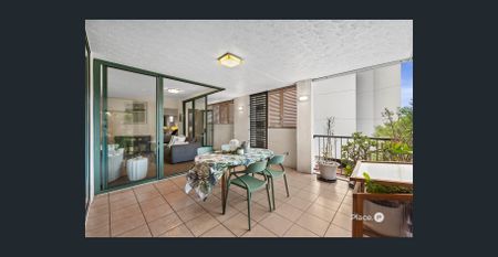 Boutique Park Front Apartment Offering a Coveted Riverside Lifestyle - Photo 2