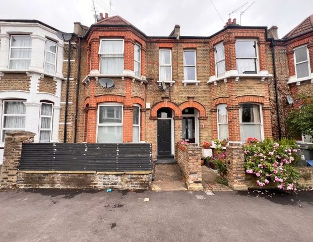 Three Bedroom Flat to rent in London - Photo 1