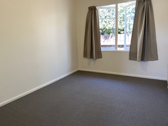 Modern, tidy and sunny unit in a great location. - Photo 1