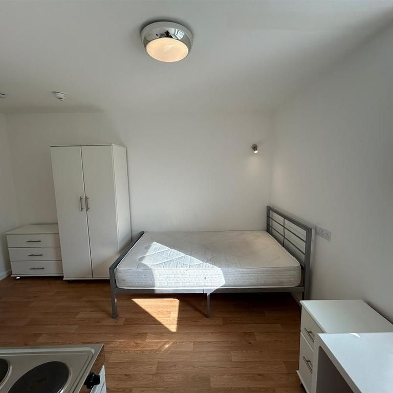 Studio to rent - Photo 1