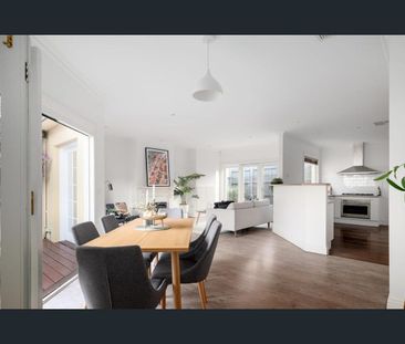 PRIVATE OASIS IN HAMPTON WITH HUGE ENTERTAINING DECK - FRESHLY PAINTED - Photo 5