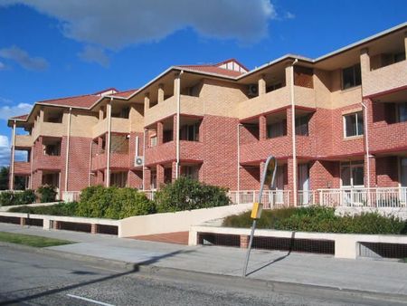 Freshly Painted 3-Bedroom Unit in Dulwich Hill ! - Photo 3