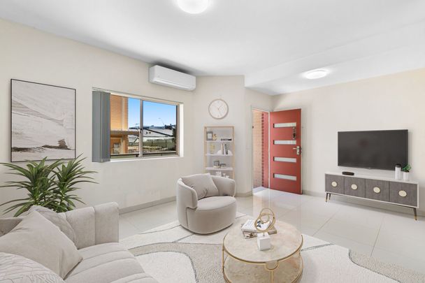 Spacious Townhouse in Central Location - Photo 1