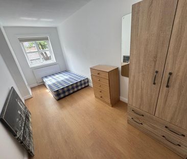 1 bedroom in a house share to rent - Photo 3