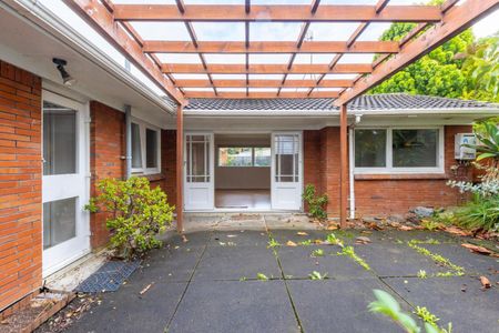 Sunny stylish family home in Remuera - Photo 5