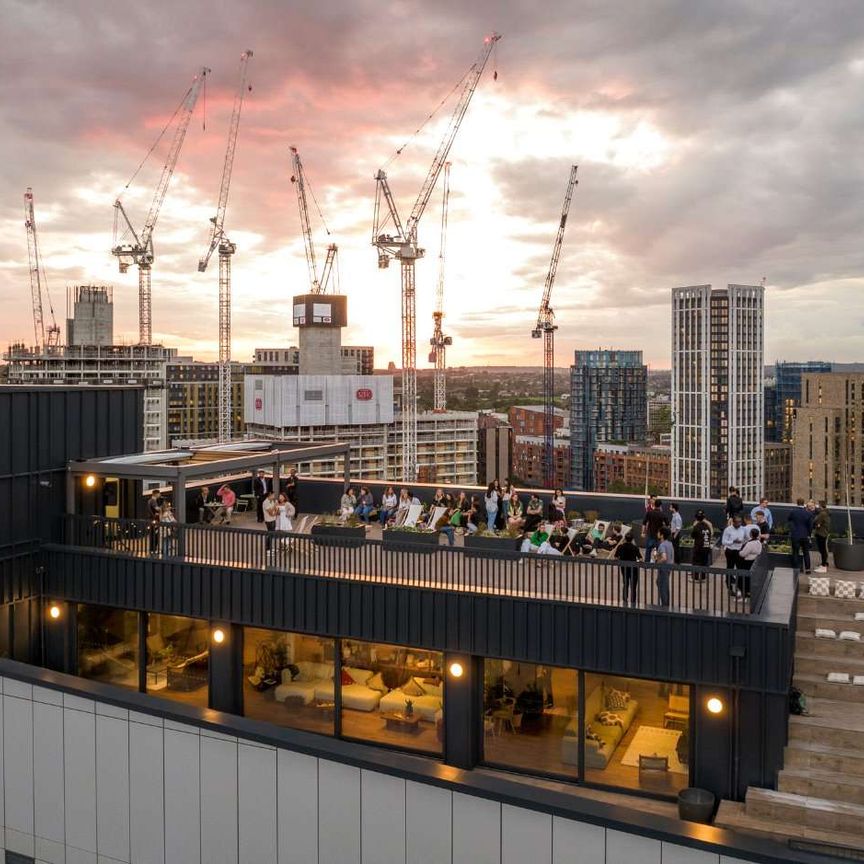 Discover a fully furnished premium space studio with access to a state-of-the-art gym, wellness studio, rooftop terrace with 360-degree views and multiple workspaces. - Photo 1