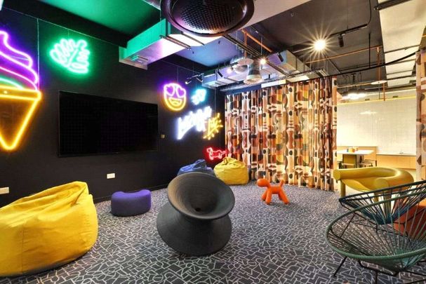 ** 2 WEEKS RENT FREE FOR JANUARY MOVE INS ** A 4th floor apartment to rent at the iconic Thames Quarter building, with superb on site resident amenities. - Photo 1