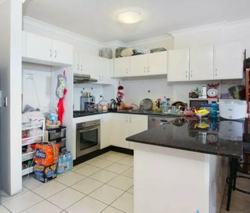 Spacious Three Bedroom Apartment - Photo 4