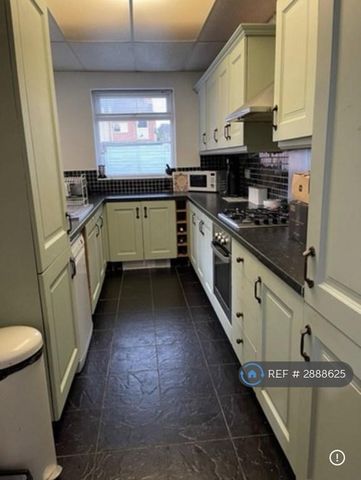 3 bedroom semi-detached house to rent - Photo 5