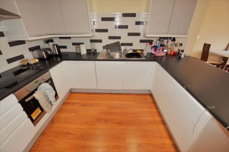 3 bedroom Flat in Flat 5, Leeds - Photo 4