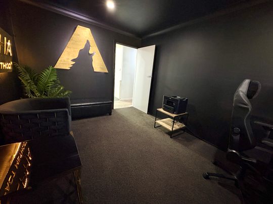 Move In Before Christmas! – Beautifully Renovated 4-Bedroom Home (27 Week Lease Only) - Photo 1