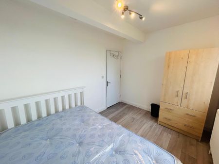 1 bedroom in a house share to rent - Photo 2