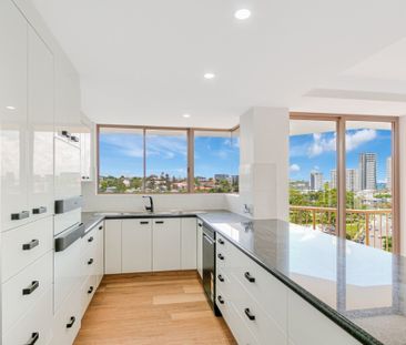 STUNNING FULL FLOOR APARTMENT - CENTRAL - Photo 6