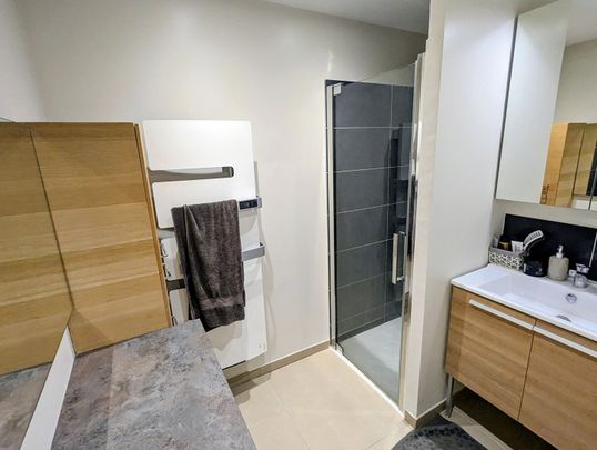 AIX LA DURANNE APPARTEMENT T2 MEUBLE TERRASSE ET GARAGE, - Photo 1