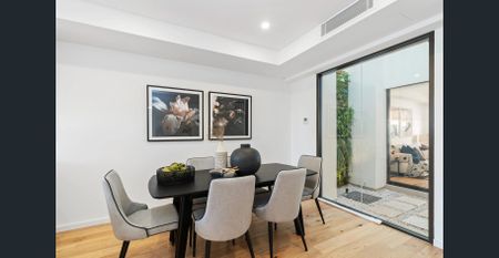 Stunning Designer 4 Bedroom Townhouse with LUG, Ultra Convenient Location - Photo 2