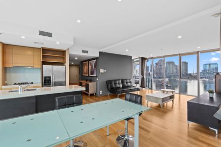 Docklands Apartment with City & Water Views - Photo 2