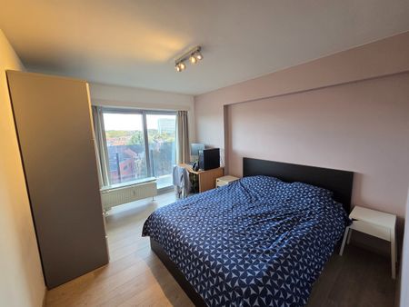 Volledig gerenoveerd tweeslaapkamer appartement inclusief garagebox en terras op toplocatie! - Foto 3