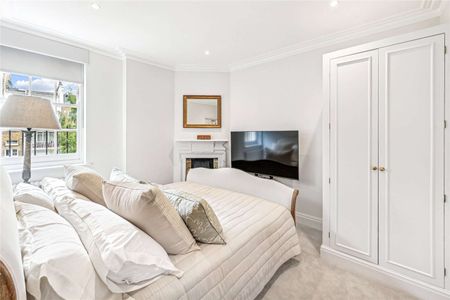 A beautiful family home with period features, a private garden and a double garage accessed from Minera Mews. - Photo 4