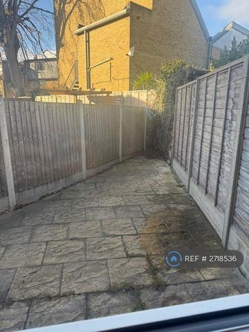 3 bedroom terraced house to rent - Photo 3