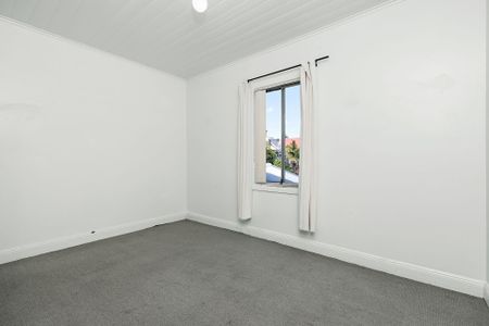 Stylishly refurbished historic terrace house in a sought-after location - Photo 4