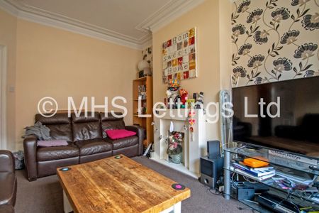 5 Bedroom Mid Terraced House for rent in Beechwood View - Photo 2