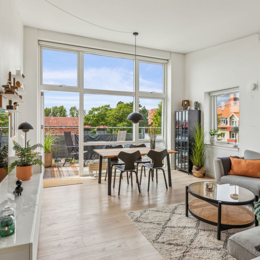 Flot og moderne møbleret lejlighed med stor altan - Photo 1