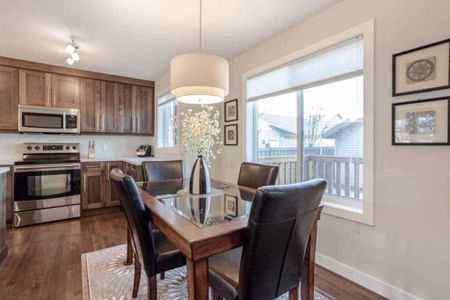 Edmonton Furnished house Rental in Windermere - Modern and Cozy Home With Beautiful Low Maintenance Yard - Photo 5