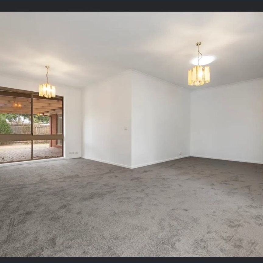 Spacious living in a quiet court location with easy access to Woodgrove shopping centre! - Photo 1